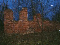 Руины крайнего Елькеевского дома.